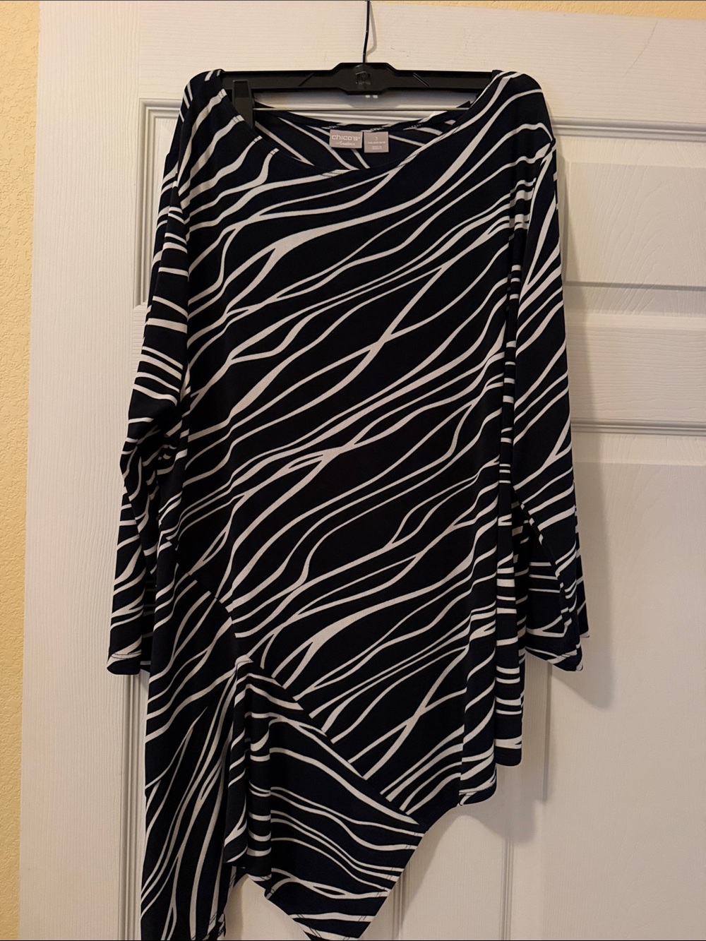 Chicos Black and White Wave-Print Asymmetric Tunic Size 3